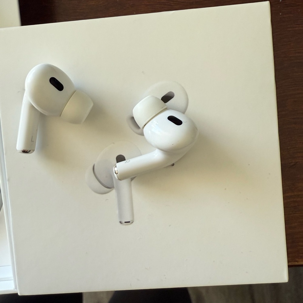 Apple AirPods 2 - Like New - Picture 4 of 4